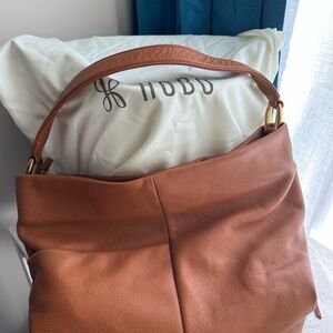 HOBO Harley, warm honey, Pebbled Leather Hobo Bag with Gold Hardware